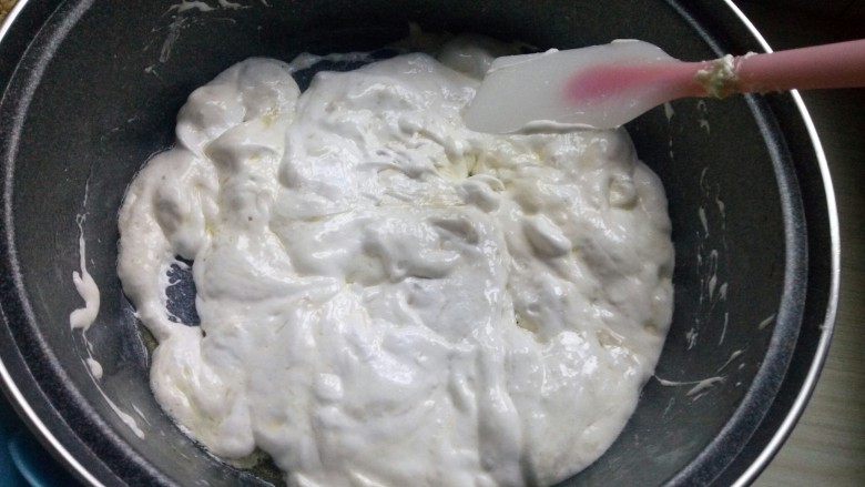 自制牛轧糖,慢慢翻拌棉花糖，直到与黄油慢慢融合并融化