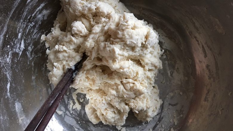 早餐鸡蛋灌饼,用筷子搅拌，以免面粉粘手
