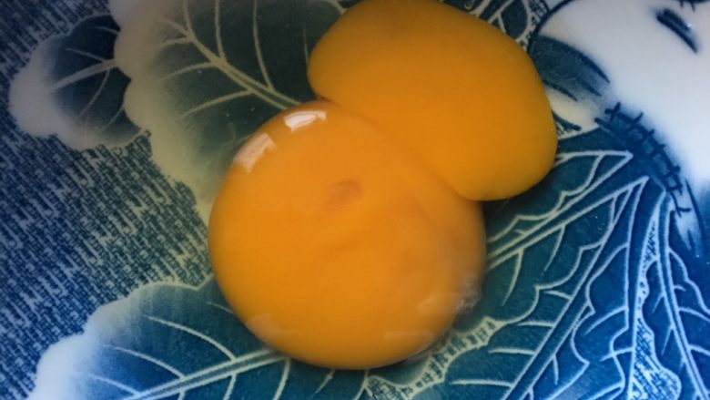 早餐鸡蛋灌饼,倒入打碎的鸡蛋液