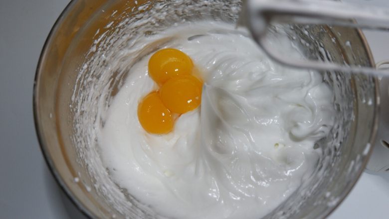 卡通狮子麦芬蛋糕,直接将蛋黄加入打发好的蛋白中。