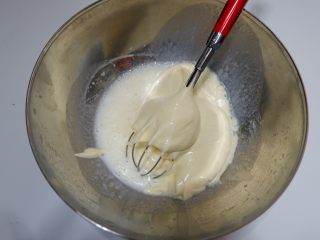 卡通狮子麦芬蛋糕,取少量面糊，加入玉米油牛奶中