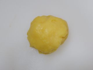 迪士尼莎莉鸡草莓大福,将糯米团调成黄色。我用了色素。（可用南瓜粉代替）
