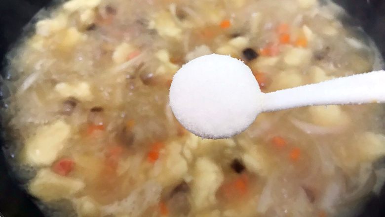 魏兄最喜欢吃的面疙瘩汤系列の洋葱,加一小勺细盐