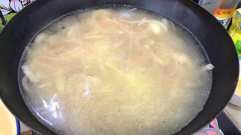 魏兄最喜欢吃的面疙瘩汤系列の洋葱,加适量清水，大火开煮