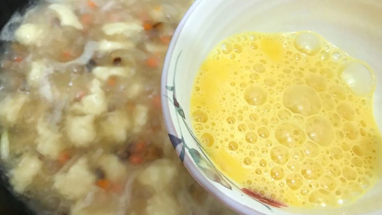 魏兄最喜欢吃的面疙瘩汤系列の洋葱,下鸡蛋液，熄火，搅拌均匀，即可
