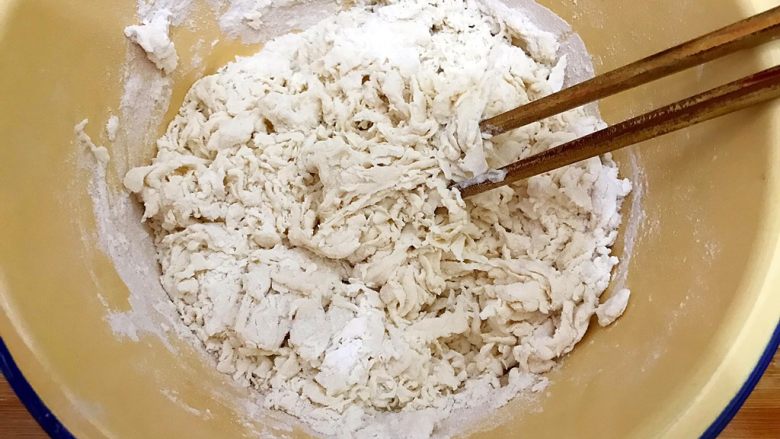 魏兄最喜欢吃的面疙瘩汤系列の洋葱,用筷子搅拌成絮状
