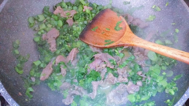 潮汕芥蓝牛肉炒粿条（湿炒牛河）,打开锅盖，锅内还剩一半水的时候倒入牛肉，翻炒至牛肉全熟