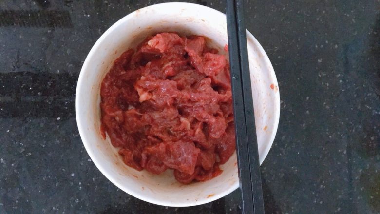潮汕芥蓝牛肉炒粿条（湿炒牛河）,搅拌均匀腌制半小时左右