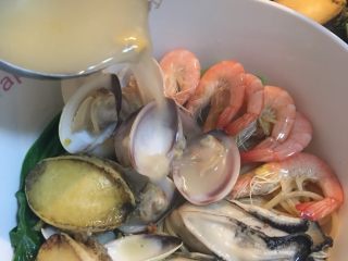 海鲜汤意面,然后碗里放入面条，海鲜，摆🉐️美美的，再加入熬好的海鲜汤，一碗美味的海鲜意大利面就出来了，除了白贝的壳和虾壳，我可是吃光光和喝光光了。