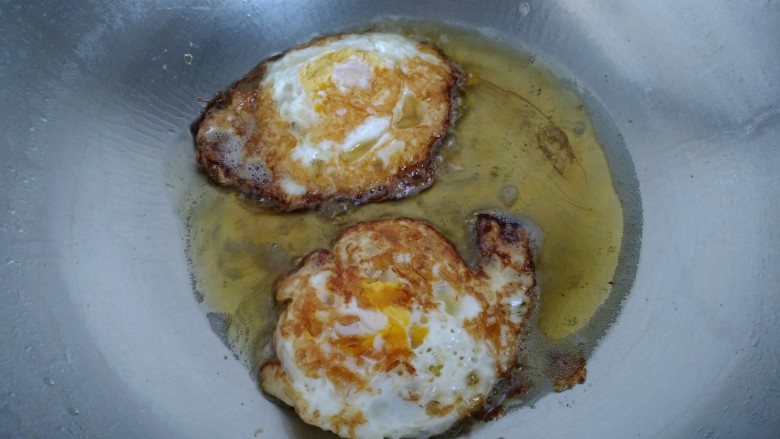 鱼香荷包蛋,煎至两面金黄铲出备用。