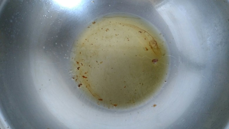 鱼香荷包蛋,煎荷包蛋剩的底油继续加热。