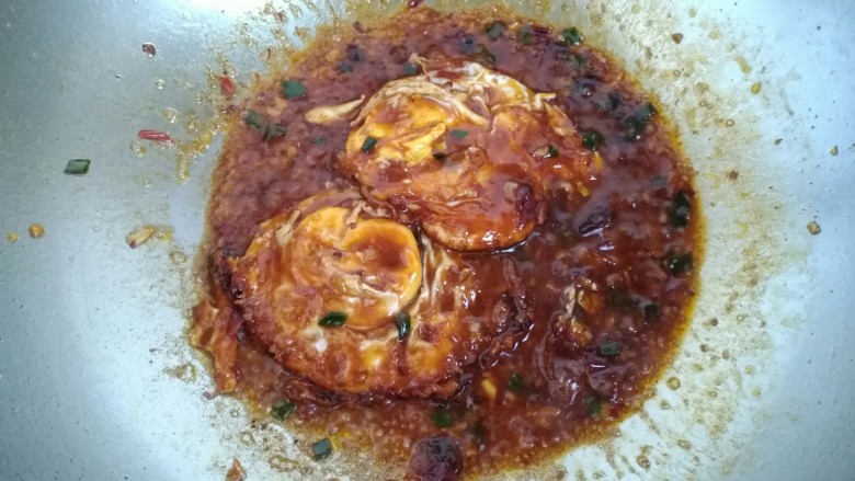 鱼香荷包蛋,炖至汤汁粘稠，即可关火出锅。