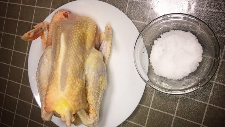 原味养生鸡,准备食盐，均匀的涂抹在鸡的全身