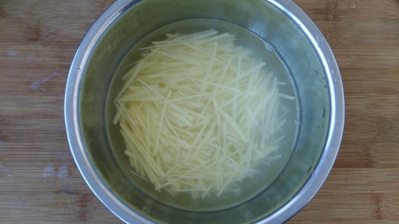 葱油土豆丝,用清水洗两遍。