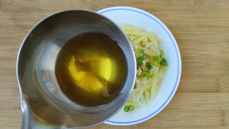 葱油土豆丝,最后淋入烧热的食用油，拌匀即可食用。
