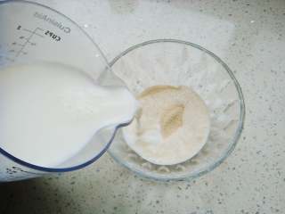 全麦软欧包,纯牛奶加热倒入酵母粉里搅拌均匀至融化。（牛奶温热不烫手就可以，不要过热烫坏酵母粉哦）
