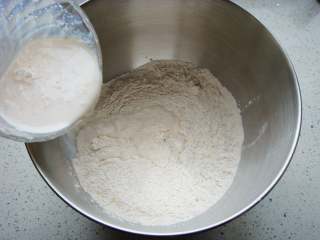 全麦软欧包,高筋面粉+全麦粉倒入搅拌桶里加入盐，把酵母水倒入面粉中。