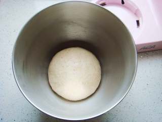 全麦软欧包,盖上保鲜膜放置温暖处开始发酵。（时长约90分钟）