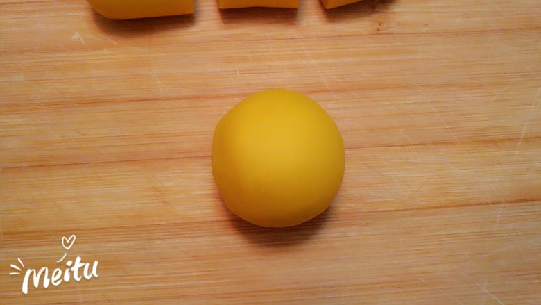 造型馒头——懒蛋蛋,将南瓜面团分成每个大约重33克的小面团，反复揉至光滑。