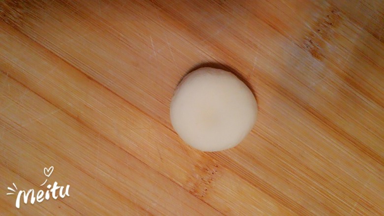 造型馒头——懒蛋蛋,取大约17克白色面团揉光滑。