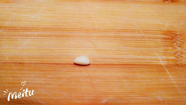 造型馒头——懒蛋蛋,取一点白色面团，切成小的半圆形当嘴巴。