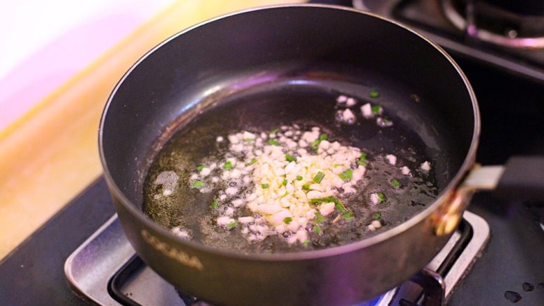 泰式咖喱虾,锅中下油烧热，倒入蒜末爆香。