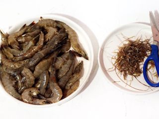 泰式咖喱虾,鲜虾洗净，剪去虾须，用剪刀从背部剪去虾壳去虾线。