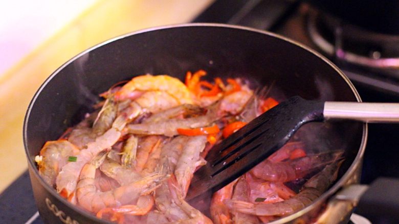泰式咖喱虾,把沥干水的鲜虾倒入翻炒。