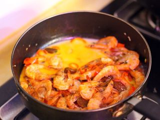 泰式咖喱虾,炒至虾壳完全变色倒入咖喱块和椰汁翻炒均匀。