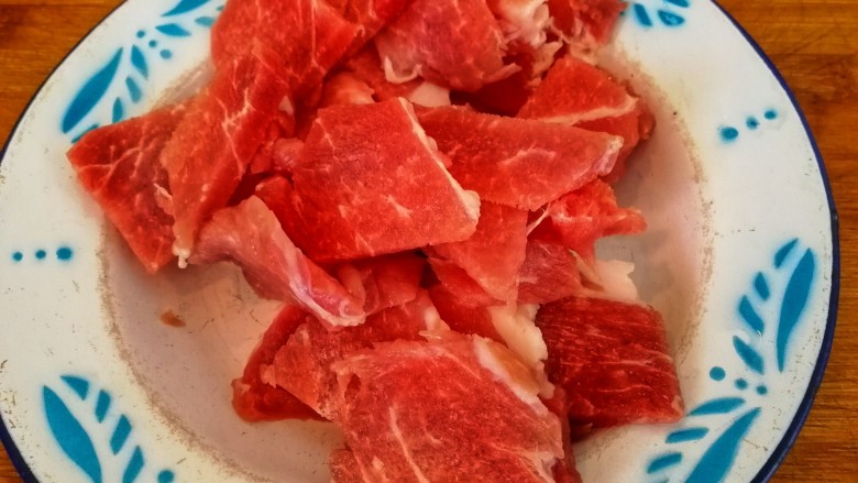 农家小炒&海带根干豆腐炒肉,猪肉洗净切片备用