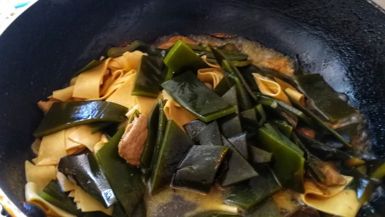 农家小炒&海带根干豆腐炒肉,加海带根焖5分钟，大火收汤出锅。