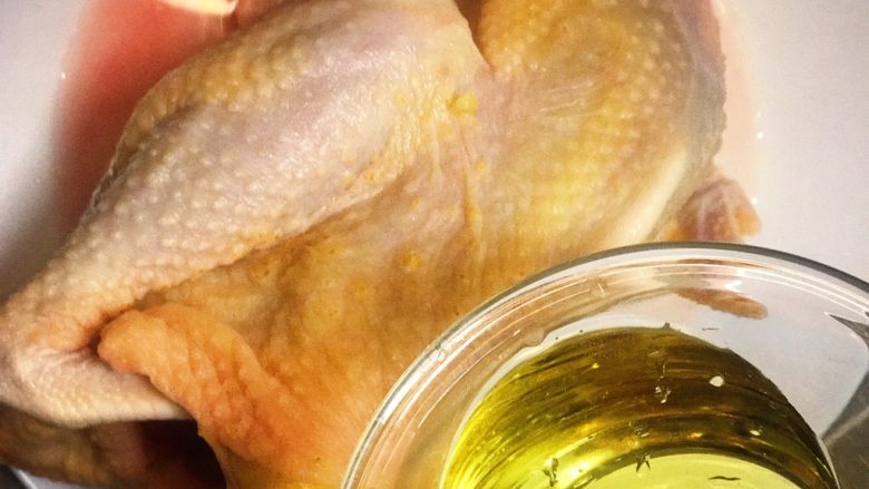 原味养生鸡,在蒸之前鸡的身上均匀涂抹一层油，这样蒸出来的鸡开锅那刻油亮亮