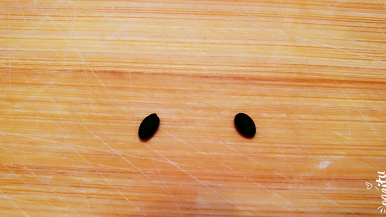 造型馒头——懒蛋蛋,用黑色面团搓出两个小椭圆形当做眼睛。