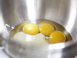 酸奶小蛋糕,将蛋黄蛋清分离，将蛋黄加入打蛋盆