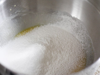 酸奶小蛋糕,面粉过筛，加入搅拌好的蛋液中