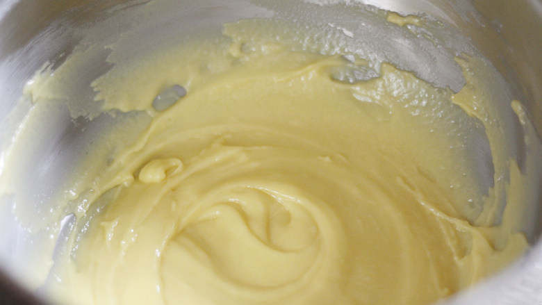酸奶小蛋糕,用刮刀将蛋液与面粉搅拌均匀，形成细腻的面糊