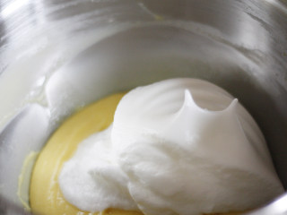 酸奶小蛋糕,分三次将蛋白加入面糊中，每一次加入都要翻拌均匀，不要太用力哦不然会消泡的，这样会降低蛋糕蓬松度