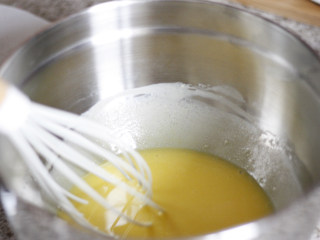 酸奶小蛋糕,用手动打蛋器将其搅拌均匀