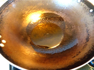 蒜苗炒腊肉,锅里放入适量植物油，烧至7成热。