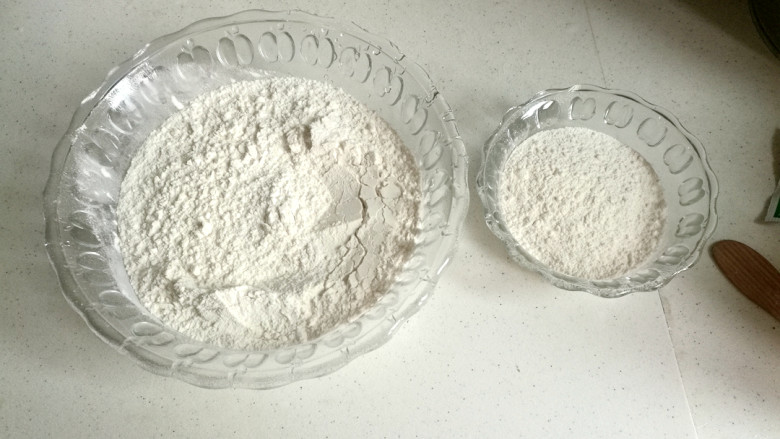 做饼+千层葱油饼,取大小两个盘，放入适量面粉。