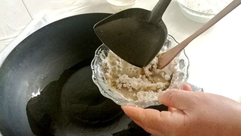 做饼+千层葱油饼,锅中放油，待油烧熟之后，浇入小盘中。
