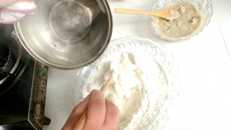 做饼+千层葱油饼,用筷子搅拌。