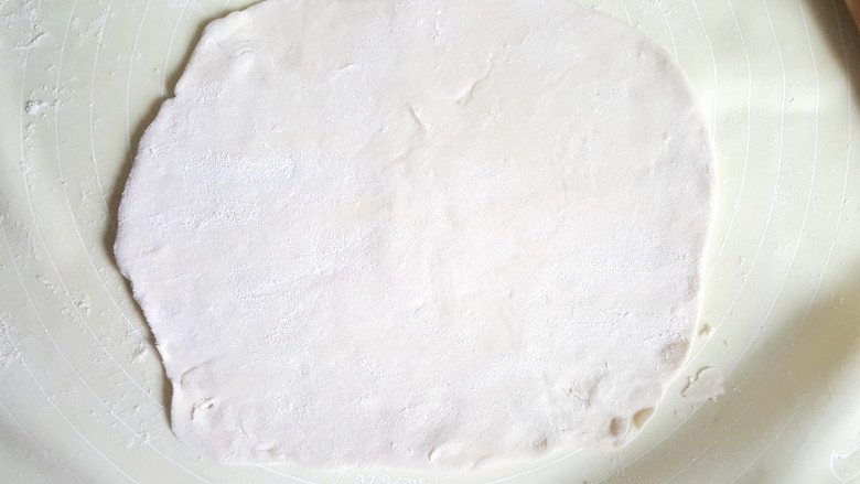 做饼+千层葱油饼,取其中一个，用擀面杖揉成薄片。