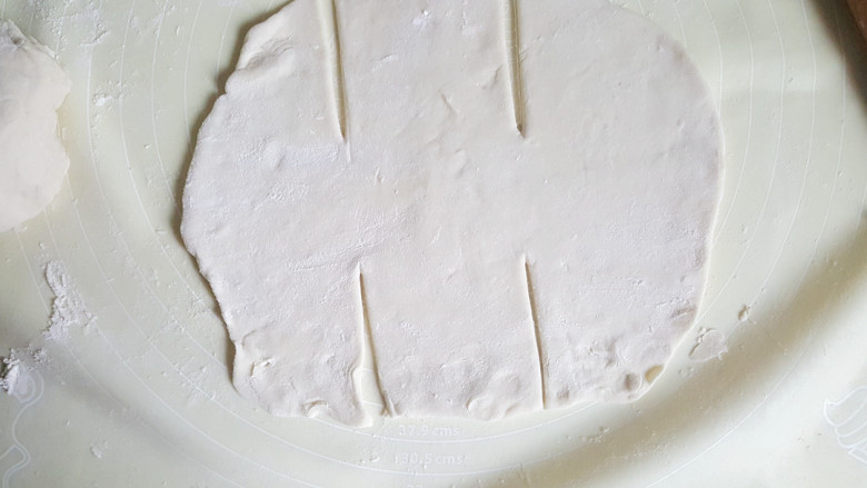 做饼+千层葱油饼,用刀切成如图形状。