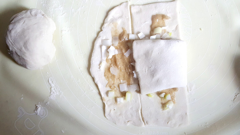 做饼+千层葱油饼,如图折叠。