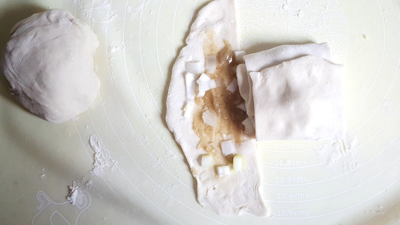 做饼+千层葱油饼,如图折叠。