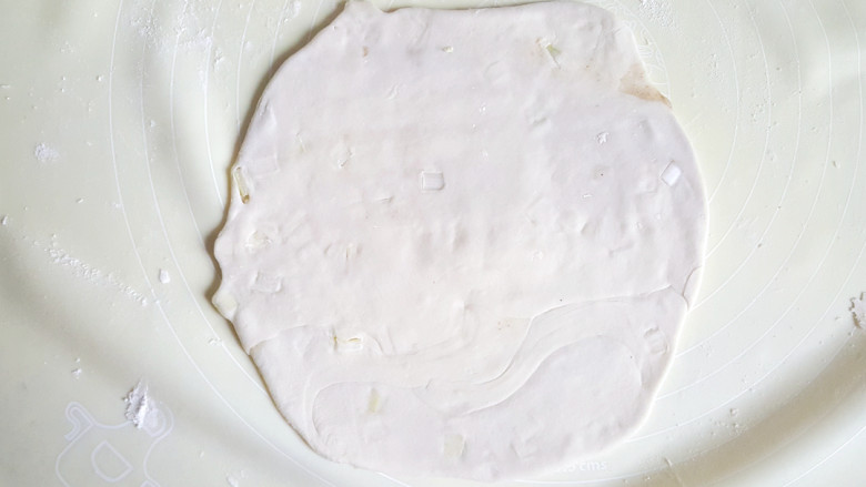 做饼+千层葱油饼,用擀面杖揉成如图饼状。