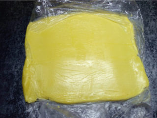 网红脏脏包,用擀面杖将黄油擀成为薄厚均匀的长方形黄油片,放入冰箱冷藏。