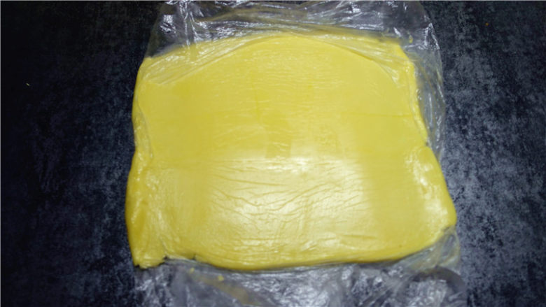 网红脏脏包,用擀面杖将黄油擀成为薄厚均匀的长方形黄油片,放入冰箱冷藏。