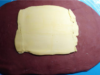 网红脏脏包,将黄油片从冰箱取出，放在面片的正中央。